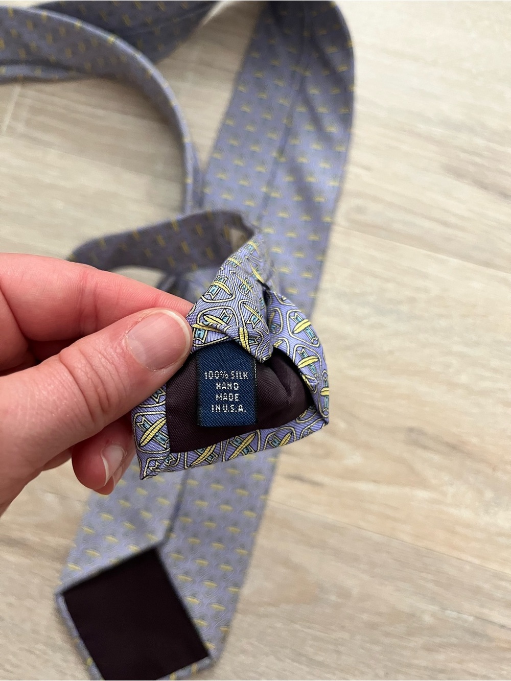 Vineyard Vines Men's UVA Eli Banana Silk Tie - Picture 5 of 6